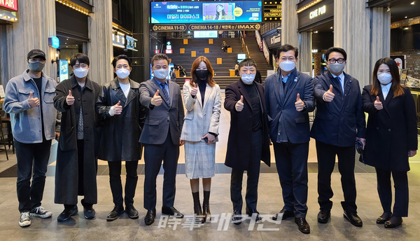 사진_송영길 의원, 임종성 의원, 봉수 감독, 배우 이상우, 쇼호스트 장예진을 비롯한 출연 관계자들이 단체사진을 찍고 있다.