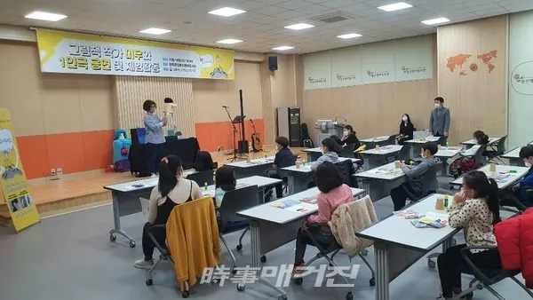 완주군 둔산영어도서관은 어린이, 학부모, 자원봉사자들이 참여한 가운데 '책 읽어 주세요' 독서문화 행사를 진행해 호응을 얻었다.(사진-완주군청)