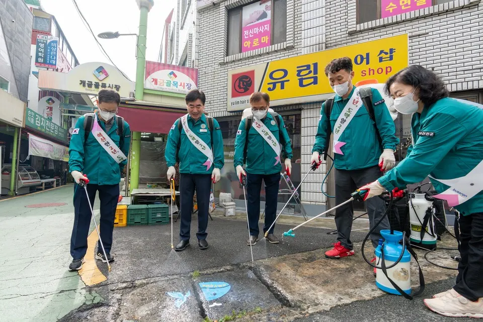 1일 김영욱 부산진구청장은 민선8기 3년 차의 첫 아침을 개금골목시장에서 구민과 함께 ‘으랏차차! 쾌적방역’을 하고 있다.(사진_부산진구)