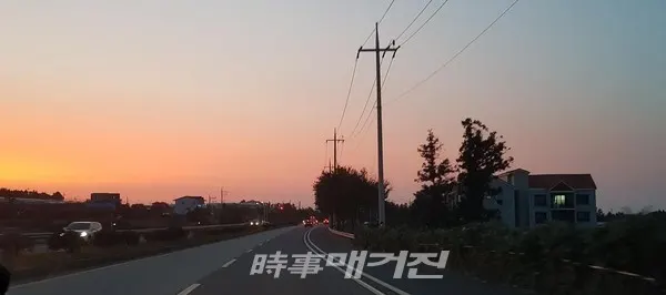 중산간도로를 서쪽으로 달리는 귀가길에 붉은 노을이