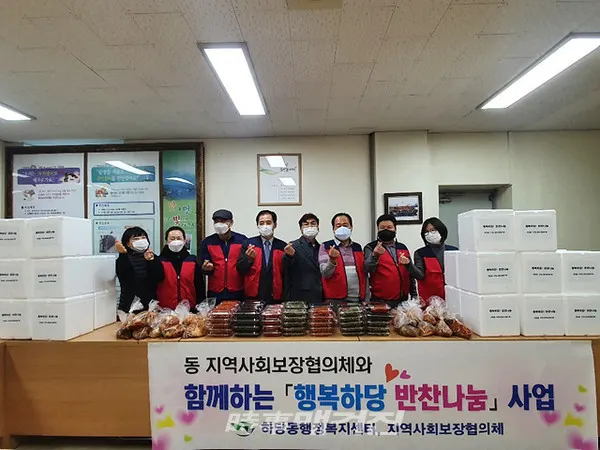 목포시는 “하당동 지역사회보장협의체에서 지난 9일 관내 홀몸어르신, 복지사각지대 1인 가구를 대상으로 ‘행복하당! 밑반찬 나눔’ 행사를 진행했다”고 11일 밝혔다.(사진_목포시청)