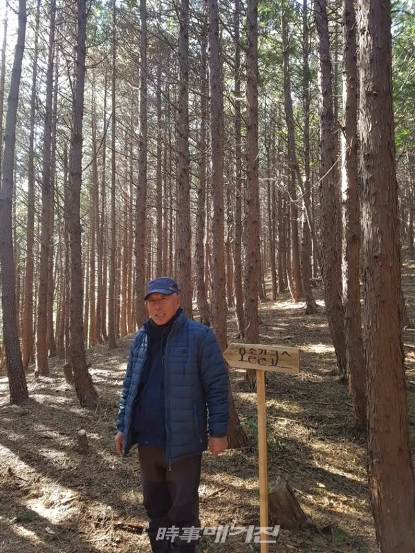 권송덕 대표가 힘써 조성한 고이오름과 흙염소체험농장에서 이곳을 찾는탐방객을위해 탐방길 안내와 서비스를 제공해주고 있다(사진-김광수 기자)