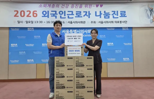 (사진 왼쪽으로부터) 건강보험심사평가원 서울본부 임민환 고객지원부장, 서울시의사회 장영민 의료봉사단장 (사진_건강보험심사평가원)