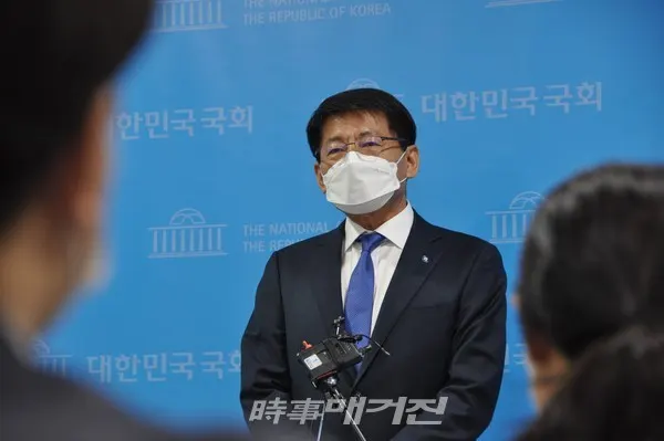 서삼석 더불어민주당 국회의원이 15일 국회 소통관에서 당 최고위원 출마선언을 하고 있다.(사진_서삼석 의원실)