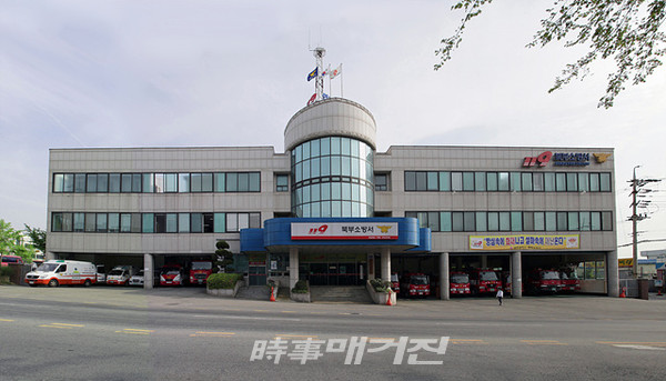 광주북부소방서는 "지난 17일 22시 21분경 일곡119안전센터 구급대가 교통사고 현장에 출동하여 구급활동 중 인근에서 발생한 심정지 환자의 생명을 구했다"고 밝혔다.(사진_광주북부소방서)