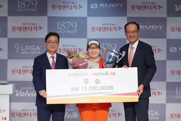 6월 15일(토)대전 유성구 골프존조이마루에서 열린 ‘2019 롯데렌터카 WGTOUR’ 정규투어 3차 대회에서 (좌측부터)롯데렌터카 남승현 상무,정선아 선수,골프존 문제해 전무가 우승자 시상식 기념 촬영을 하고 있다.