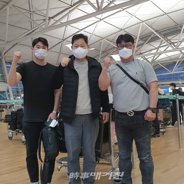 라오스로 떠나는 민상기 감독과 조민규 감독이 이만수 이사장과 기념사진을 촬영하고 있다.(사진_헐크파운데이션)