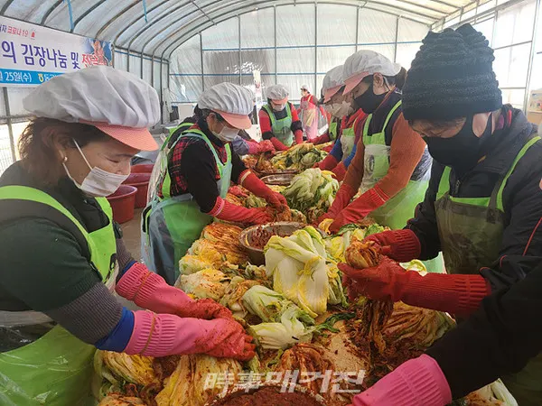 광주광역시 광산구청은 “동곡동 통장단과 동곡농협 농가주부모임이 25일 사랑의 김장 행사를 열고, 이날 담근 김치를 돌봄 이웃 140가구에 전달했다”고 26일 밝혔다.(사진_광주광역시 광산구청)