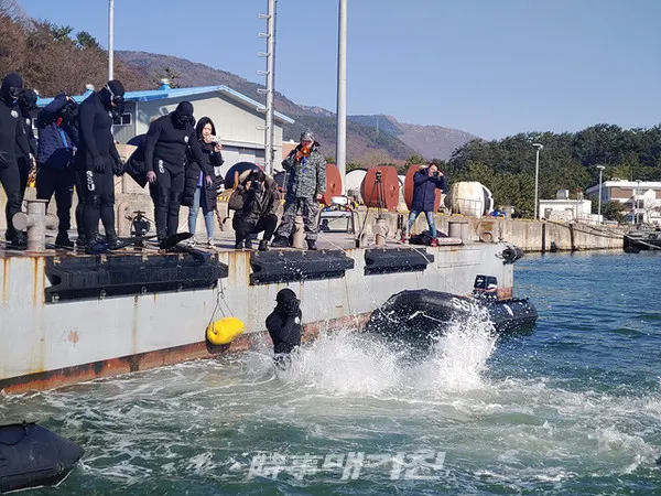 "얼음 바다도 두렵지 않다, 해군 SSU" 해난구조전대 장병들이 15일 오후 경남 진해군항 일대에서 차가운 겨울 바다에서 핀마스크 수영을 하고 있다.(사진_송상교기자)