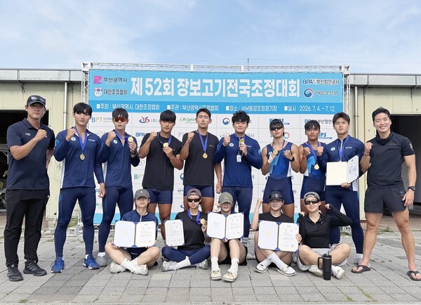 국립부경대 조정부 선수들이 제52회 장보고기 전국조정대회에서 남자대학부 종합 우승을 차지한 뒤 메달과 상장을 들고 기념촬영을 하고 있다.(사진_국립부경대)