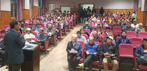 남원용암해수풀장에서 오조리 리장님의 인사 소개를 하고 있다.(사진  고기봉 기자 제공)