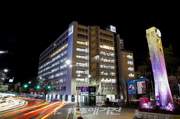 광주광역시는 “21일 전일빌딩245가 문화체육관광부와 한국관광공사가 추천한 가을시즌 ‘숨은 관광지’로 선정됐다”고 밝혔다.사진은 전일빌딩245 야간전경이다.(사진_광주광역시청)