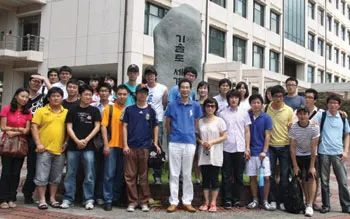▲ 2005년 나노분야 한국대표 젊은과학자 5인 중 1인으로 선정된 이동원 교수는 1단계·2단계 BK 21, NURI 등 교육 사업뿐만 아니라, 국가지정연구실(NRL), 젊은과학자지원사업 등 각종 연구 사업들을 성공적으로 이끌며, 국내대학 최고수준의 마이크로·나노기전소자 연구의 인프라 구축을 완료했다는 평가를 받고 있다.