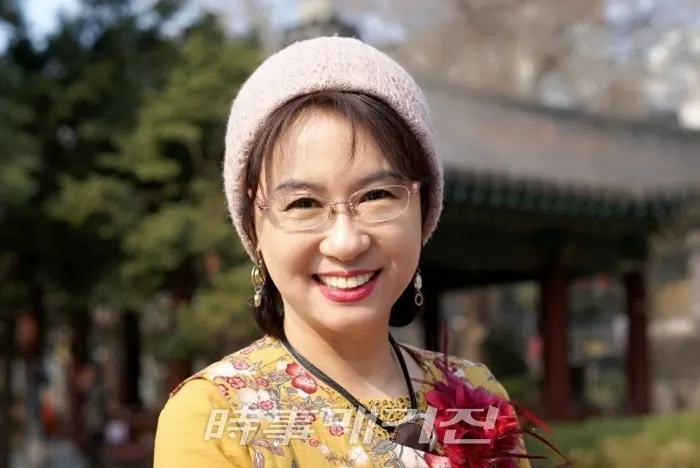 유아에서 어른들에 이르기까지 시의 향기를 전하며 행복전도사로서의 사명을 다하고 있는 용인순 원장.