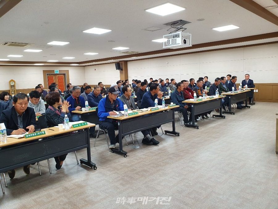 농협 2층 대회의실에서 분과위원들이 2020년도 사업계획 및 수지예산서 합의 및 농협 주요 현안 및 홍보 사항에 대하여 경청하고 있다(사진_고기봉 기자)