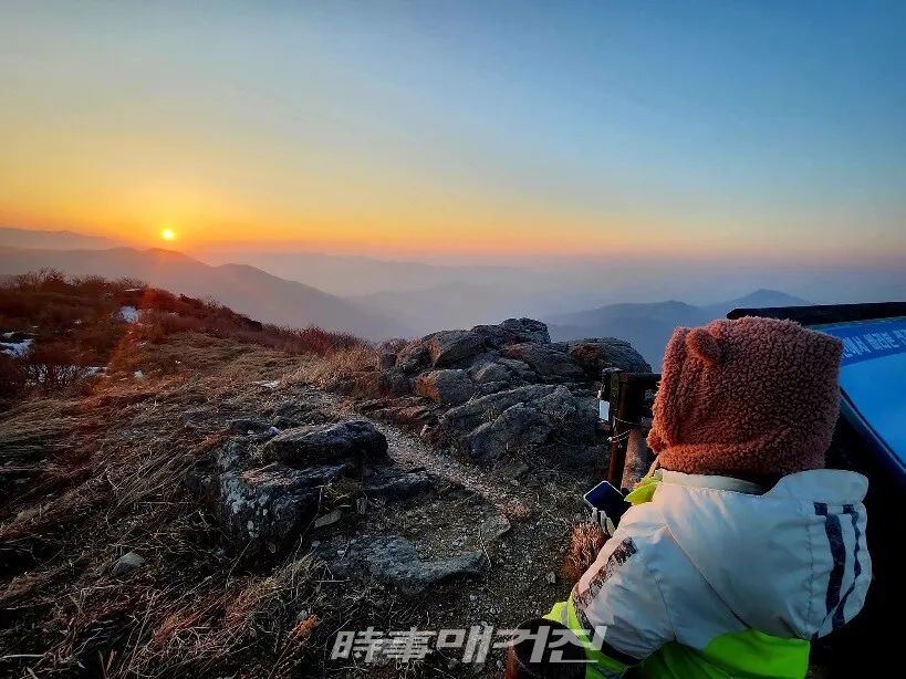 지리산 노고단 일출을 감상하는 아이(사진_조용우)