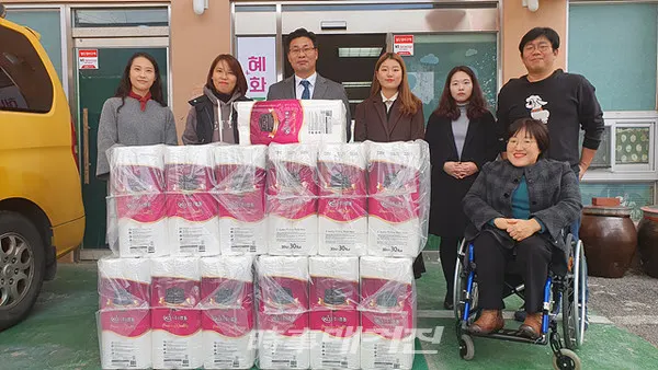 한국장애인고용공단 광주지역본부와 광주발달장애인훈련센터는 20일 설 명절을 맞이해 광주 광산구 소재 사회복지시설인 혜화장애인주간보호센터를 방문, 소정의 위문품을 전달했다. (사진_한국장애인고용공단 광주지역본부)