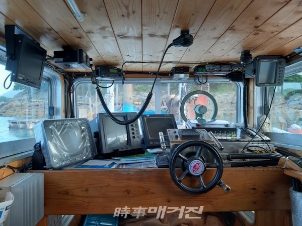 여수시가 해상에서의 소형어선 안전사고 예방을 위해 초단파대 무선전화(VHF-DSC), 자동소화시스템, 팽창식 구명조끼, 선박자동입출항 단말기(V-Pass) 등 항해 안전장비를 지원한다. (사진은 초단파대 무선전화(VHF-DSC)가 설치된 어선 내부 모습)