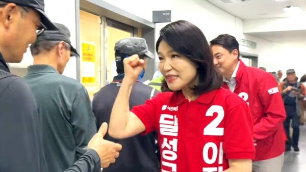 국민의힘 이진숙 대구 달성군 국회의원 보궐선거 후보와 최재훈 달성군수 후보가 15일 남부노인복지관을 찾아 급식 봉사활동에 참여하며 첫 공동 행보에 나섰다.(사진_이진숙 캠프)
