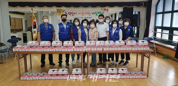 목포시는 ”원산동 바르게살기위원회(위원장 조경수)에서 추석 명절을 맞아 지난 18일 어려운 이웃에 송편을 나누면 사랑 나눔을 실천했다“고 밝혔다.(사진_목포시청)