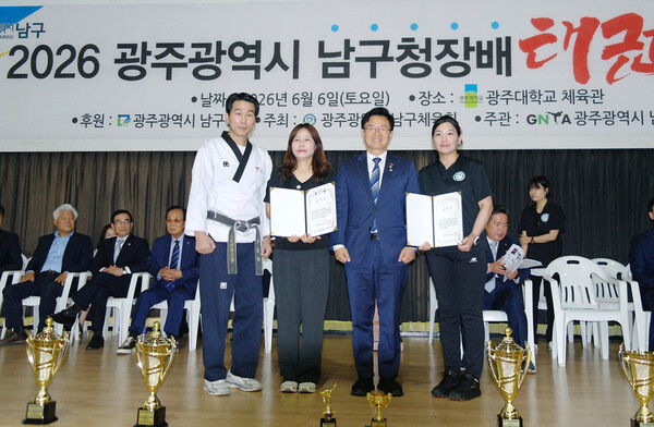 정진욱 국회의원 표창장 수여 기념 사진 (사진_광주협회 홍보부위원장 최두선)