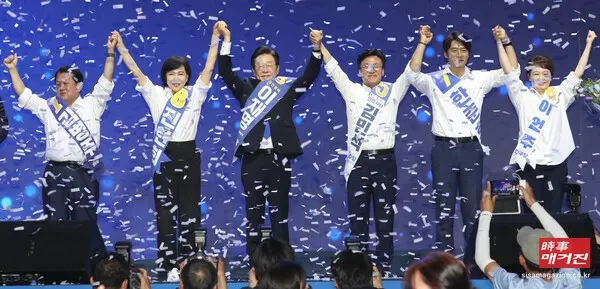 지난 8월 18일 서울 올림픽공원에서 열린 제1차 정기전국당원대회(전당대회)에서 총득표율 85.40%를 얻어 민주당 대표로 선출됐다. 최고위원으로는 김민석 의원이 18.23%의 득표율로 수석 최고위원 자리를 차지했다. 뒤를 이어 전현희 의원(15.88%), 한준호(14.14%), 김병주(13.08%), 이언주 의원(12.30%) 순으로 최고위원에 선출됐다. 최고위원들 모두 친명(친이재명) 인사들이다.(사진_뉴시스)