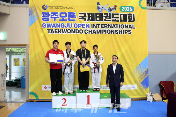 2026광주오픈 국제태권도대회 겨루기 B리그 종합우승 시상장면(사진 정연수 기자)