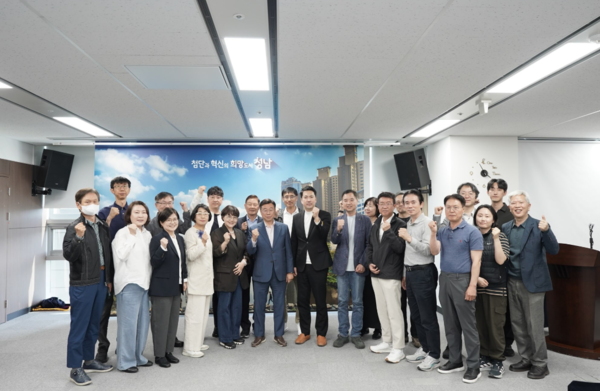 성남시는 4월 25일 성남시청에서 ‘분당 물량제한해제 비상대책위원회’와 차담회를 갖고 기념촬영하고 있다. (사진_성남시)