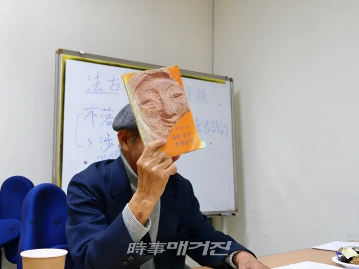 먹고 잘 곳이 마땅치 않았던 정대구 시인은 이곳저곳 친구네 자취방을 전전하다가 삼랑진에서 올라온 우철동씨 형제의 자취방에 얹혀 지냈고, 당시 경남중학교, 체신고등학교를 나와 우체국에 근무하며 주경야독하는 우철동 씨를 모델로 쓴 시가 ‘나의 친구 우철동씨’다.