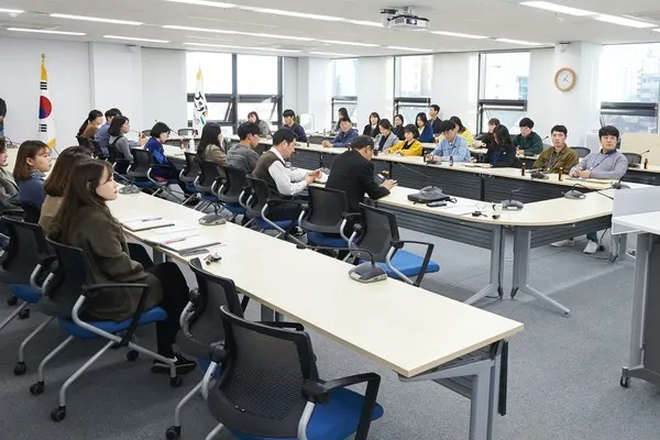 서귀포시에서는 15일 별관에서 전 부서 주무팀장과 홍보업무 담당자 등 80여명이 참석한 가운데 홍보역량 강화교육을 통한 공직자의 언론대응 능력 향상 교육을 실시했다.