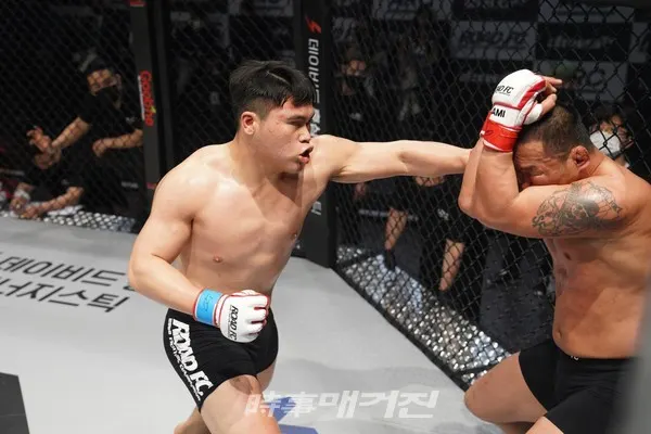 어머니를 호강시켜드리기 위해 오일학은 ROAD FC 챔피언을 꿈꾸고 있다. 센트럴리그에서 실력을 키워와 프로 선수가 됐고, 이제는 4연승을 질주한 어엿한 세대교체의 주역이다.
