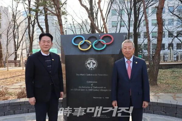 이동섭 국기원장(왼쪽)과 세르미앙 응 국제올림픽위원회(IOC) 부위원장(오른쪽)이 2000년 시드니올림픽 정식종목 채택 기념비에서 기념촬영을 하고 있다. (사진_국기원)