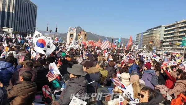 국민대회 연설에 귀 기울이는 참가자들