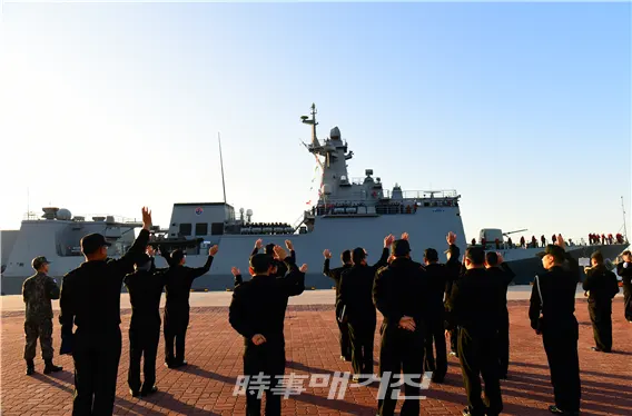 3군 사관생도 합동순항훈련전단은 11월 15일(금) 남방해역 해양주권 수호의 핵심기지인 제주해군기지(제주 민·군복합형관광미항)에 입항했다.사진은 육․해․공군․간호사관학교 2학년 생도들을 태운 남포함이 15일 오전 해군 제주기지전대에 입항하고 있다.(사진_해군)