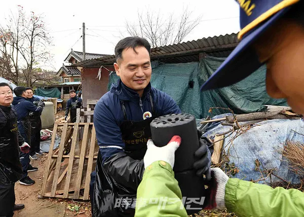 해군2함대 2해상전투단은 18일(월) 자매결연단체인 안중중앙라이온스클럽과 협조해 부대 인근 독거노인 가정을 대상으로 ‘사랑의 연탄 나눔행사’를 실시했다.사진은 18일(월) 해군2함대의 2전단 주임원(상)사단이 부대 인근 독거노인 가정을 방문해 '사랑의 연탄나눔' 봉사를 실시한 가운데 인천함 노수환 주임상사가 연탄을 나르고 있는 모습이다. (사진_해군2함대)