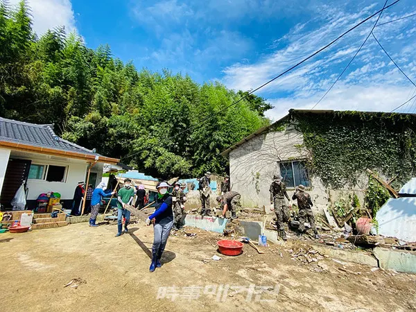 민관군이 하나되어 지난 10일부터 사흘 간 지속되고 있는 다시면 침수 피해주택 복구 현장에서 구슬땀을 흘리고 있다.(사진_나주시청)