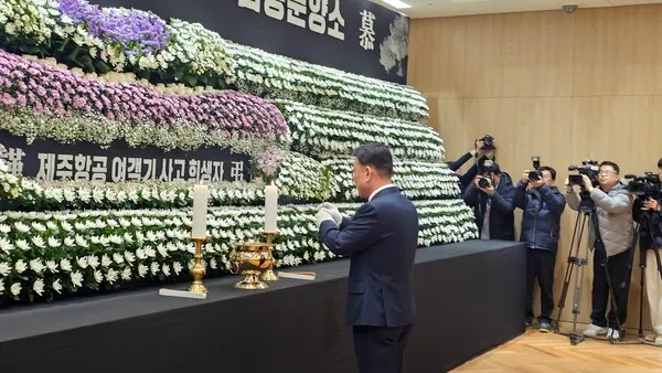 김두겸 울산시장이 제주항공 사고 희생자을 추모하고 있다.(사진_강정덕 기자)