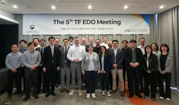 21일 서울에서 열린 제5차 TF EDO 회의에서 각국 전문가들이 비상시 자동차 문열림 국제기준 마련 방안을 논의하고 기념촬영을 하고 있다.(사진_TS)