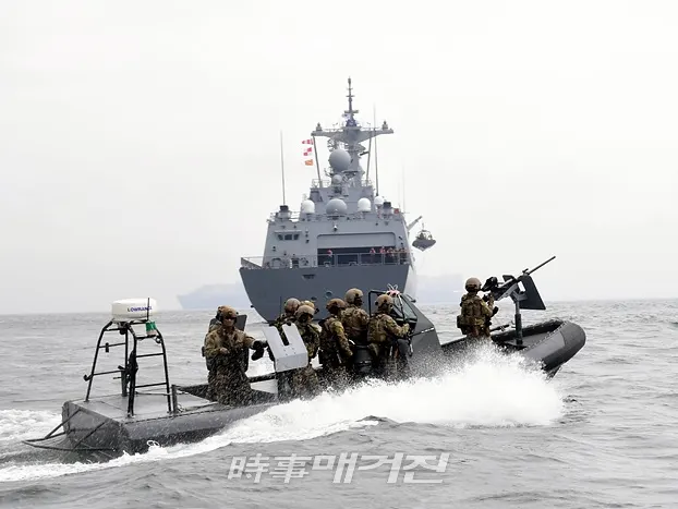 26일(금) 경남 거제도 인근 해상에서 파병 출항을 앞둔 청해부대 30진이 '해적대응 민관군 합동훈련'을 실시했다. 해군 특수전 대원(UDT/SEAL)으로 구성된 검문검색대 공격팀이 고속단정(RIB)에 탑승하여 피랍 상선을 모사한 함정으로 접근하고 있다.(사진_대한민국해군)