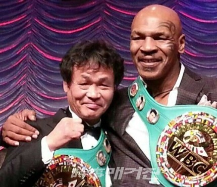 2017년 12월. 미국 라스베가스 미라지호텔에서 개최된 세계복싱평의회(WBC) 제 52차 총회. 팬들이 선정한 위대한 선수 34인 선정 기념 챔피언 벨트 수여. 왼쪽 장정구 챔피언 오른쪽 핵주먹 마이크 타이슨