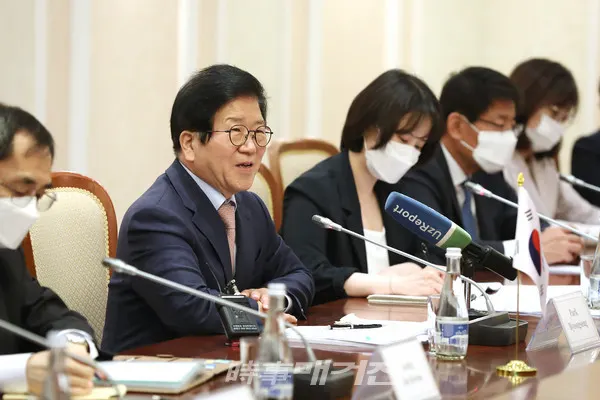 박병석 국회의장이 6일 오전(현지시간) 우즈베키스탄의 수도 타슈켄트에서 탄질라 나르바예바 상원의장과의 회담에서 발언하고 있다.(사진_국회)