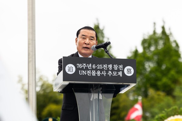 신한춘 한국자유총연맹 부산시지부 회장이 6·25전쟁 참전 UN전몰용사 추모제에서 추모사를 하고 있다.(사진_한국자유총연맹 부산지부)