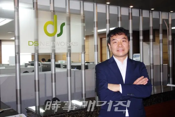 35년간 대한민국의 부동산개발 역사를 함께 이끌어 온 디에스네트웍스(주)는 글로벌 리딩 컴퍼니이자 변화의 리더로서 진취적으로 활동하며 투자자, 고객, 파트너의 신의를 최우선으로 우리 모두를 위한 인간 중심의 부동산 건설문화를 만들어 가고 있다. 사진은 디에스네트웍스(주)의 김영철 대표.