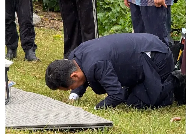 성묘 중인 정청래 민주당 대표