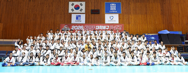 황인식 교수와 함께 글로벌 인재 양성 프로그램 단체 사진(사진 제공 조선대학교 태권도학과)