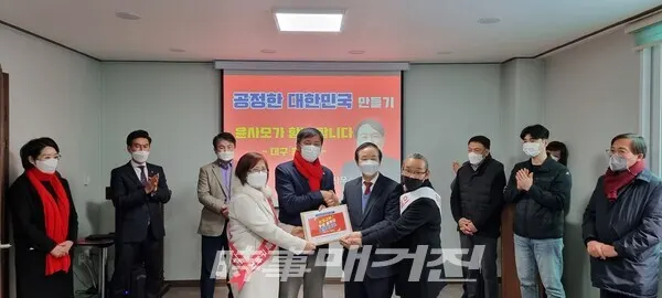 ▲ 최성덕 중앙회장과 장재태 대구시협의회장에게 송승식 홍보전략본부장이 1000명의 서명서를 전달하고 있다.(사진_윤사모 제공)