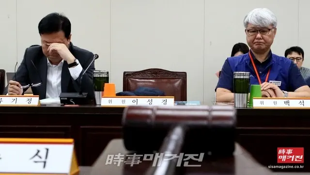 10일 오후 정부세종청사에서 열린 최저임금위원회 전원회의에서 경영계와 노동계 위원들이 굳은 표정으로 정문주 근로자 위원의 발언을 듣고 있다.(사진_뉴시스)