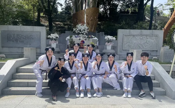 시범을 마치고 4.19혁명 위령탑 앞에서 단체사진.(사진 _이경태강사, 튼튼한태권도관장)