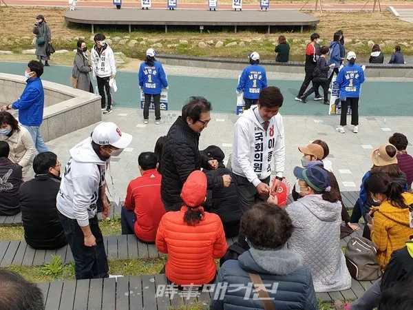 탤런트 윤철형씨와 함께 유권자에게 호소하는 이종식 후보의 캠페인 모습