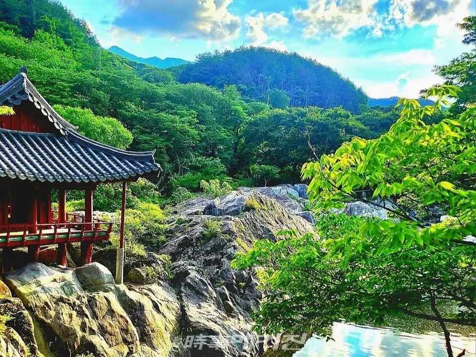 함양군 서하면에 있는 영남지방에서 가장 아름답다는 안의3동(安義三洞)중 한 곳인 화림동계곡의 정자 거연정 전경.(사진,_조연묵 기자)
